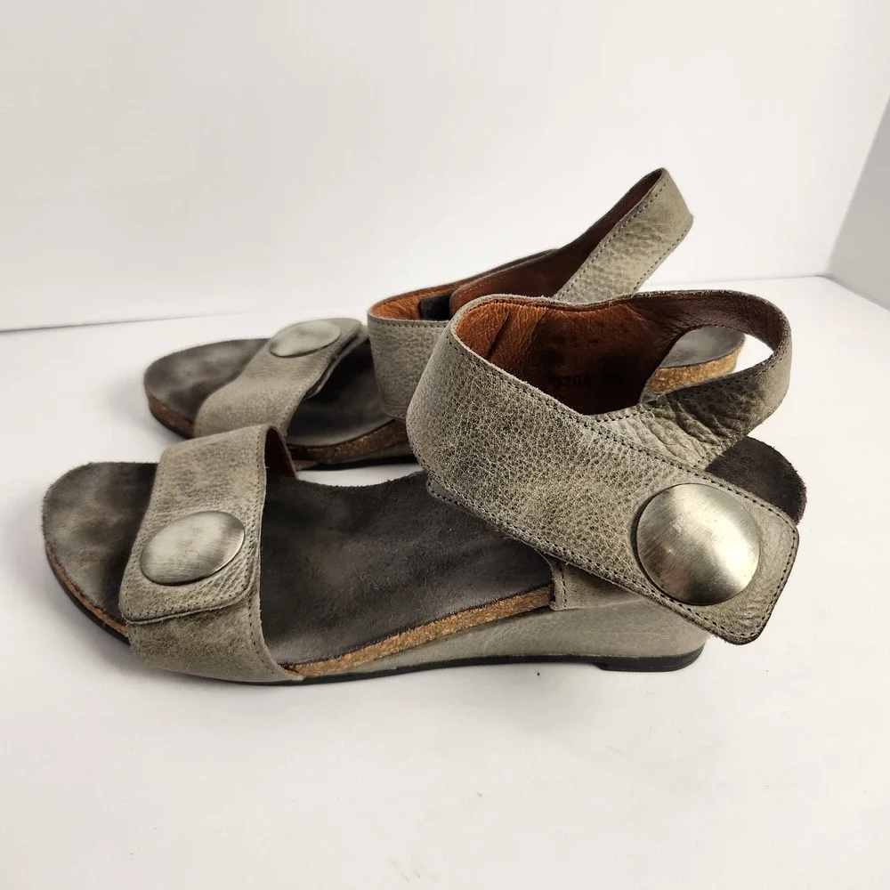 Taos Carousel 2 Wedge Heel Sandals Womens Size 8-8.5 Graphite Grey Leather Shoes